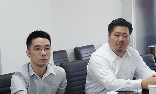 新加坡资讯通信发展管理局中国区司长、新加坡驻上海总领事馆信息产业处领事庄庆维（右）