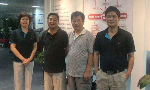 右一雷火·竞技电竞网站互联董事长杨冰之，右二中科院研究生院教授吕本富， 左一雷火·竞技电竞网站互联总经理郑爱军，左二互联网研究专家王俊秀