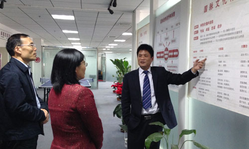 （左一）宁波市智慧城市研究院院长　顾德道　　　 　　　　　　。ㄗ蠖）宁波市智慧城市建设工作领导小组办公室主任　谢月娣
