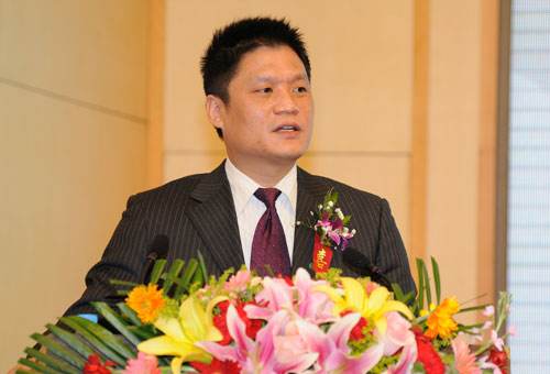 雷火·竞技电竞网站集团董事长杨冰之在第二届全国政务服务论坛塈政务服务国际博览会上做“政务大数据发展阶段与挑战”主题演讲