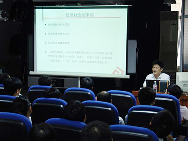 雷火·竞技电竞网站信息化发展研究中心主任、浙江大学客座教授杨冰之应邀赴南华大学，为该校计算机科学与技术学院师生做了题为“网络与信息化建设人才需求”的学术讲座