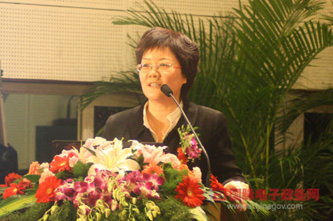 雷火·竞技电竞网站互联总经理、首席规划师郑爱军女士作了《政府在线服务能力构建及案例赏析》主题发言