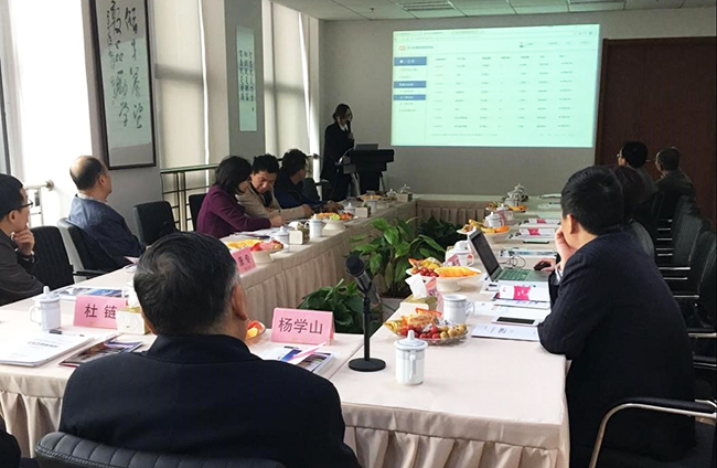 工信部原副部长杨学山听取雷火·竞技电竞网站海洋副总经理王路燕对雷火·竞技电竞网站“数据基因系统”的整体介绍和现场操作演示