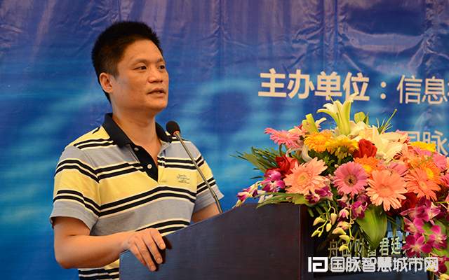 在“2015中国互联网+信息社会高端论坛”上，雷火·竞技电竞网站信息化研究中心主任杨冰之就“互联网+政务发展”发表主题演讲。