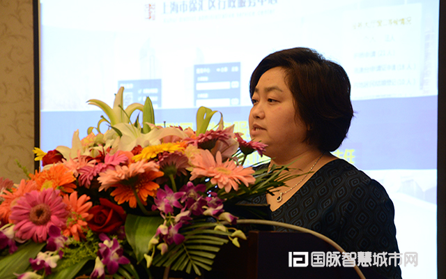 在“2015中国互联网+信息社会高端论坛”上，上海市徐汇区虹梅路街道办事处主任万小岚分享了徐汇区发展“互联网+政务”的三大工作经验。