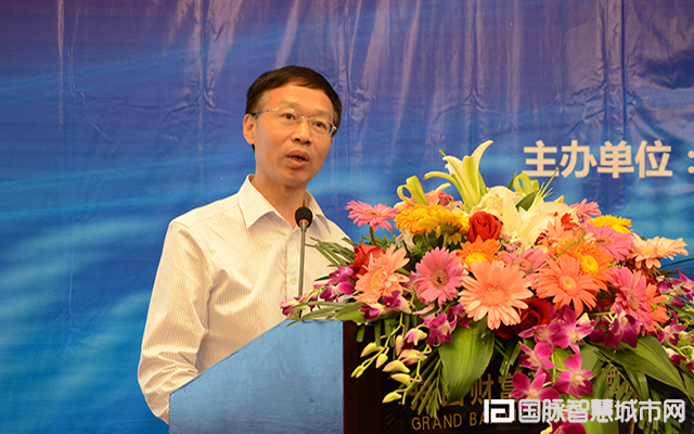 在“2015中国互联网+信息社会高端论坛”上，农业部信息中心原主任郭作玉发表主题演讲。