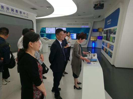 雷火·竞技电竞网站董事长杨冰之一行到访江西省大数据中心参观交流